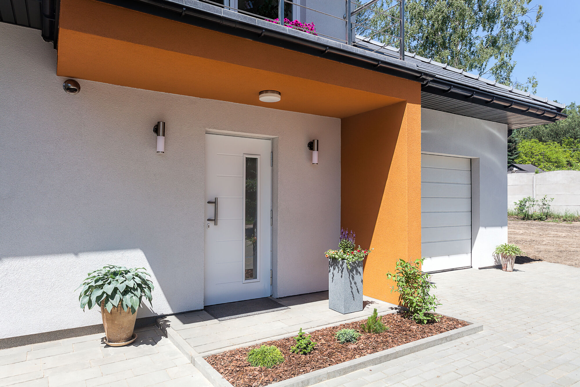 Installation de portes d&#8217;entrée sur mesure et portes de garage sectionnelles sur Colmar et Mulhouse Cernay